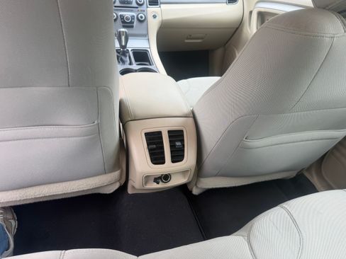 Used 2018 Ford Taurus SE FWD image 12