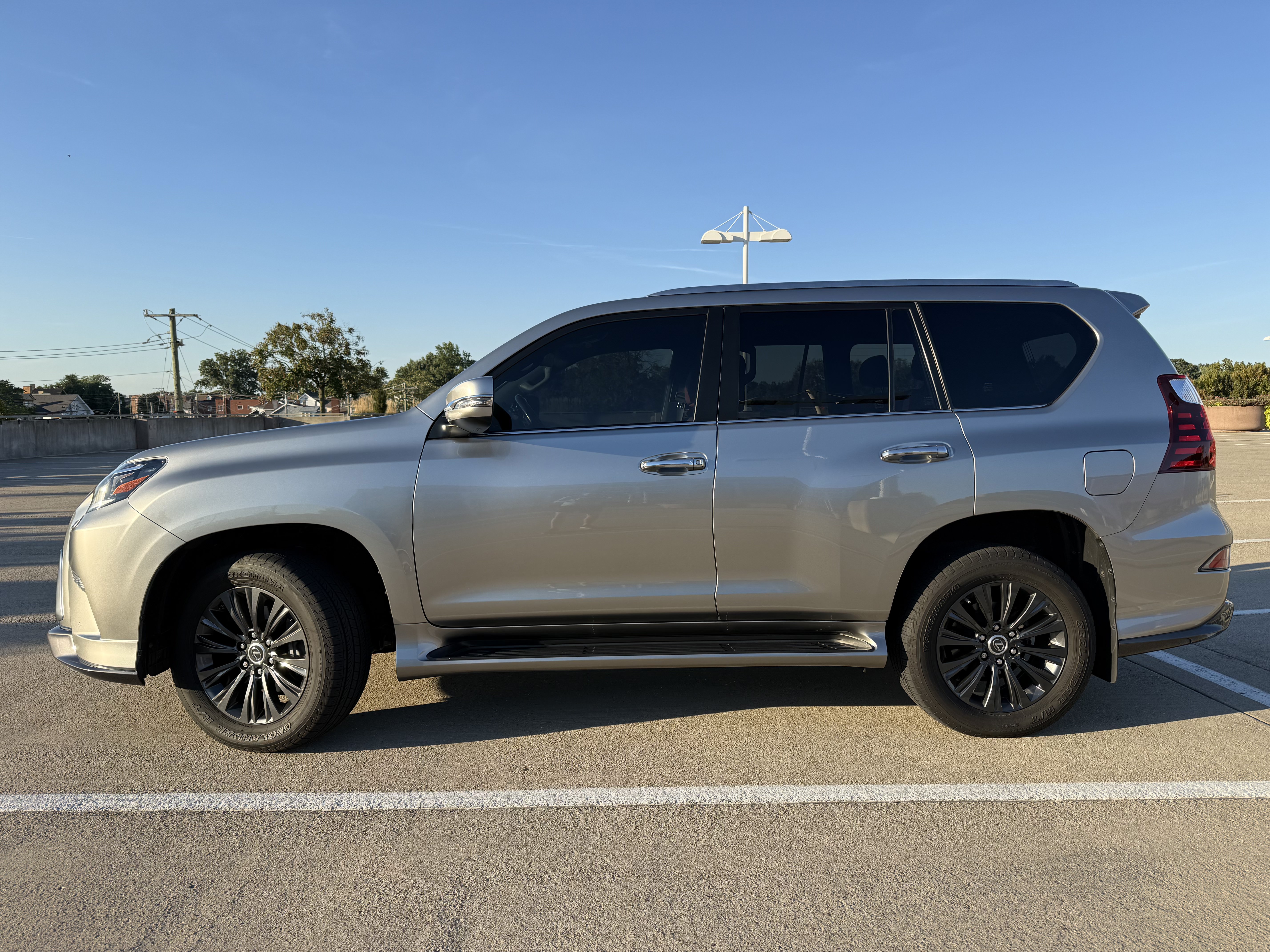 Used 2021 Lexus GX 460 Premium w/ Accessory Package AWD/4WD image 2