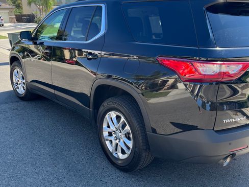 Used 2019 Chevrolet Traverse LT image 3