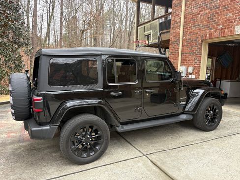 Used 2023 Jeep Wrangler Unlimited Sahara w/ Cold Weather Group image 5