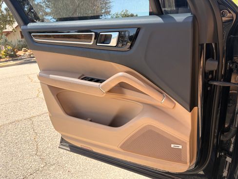 Used 2021 Porsche Cayenne E-Hybrid image 8