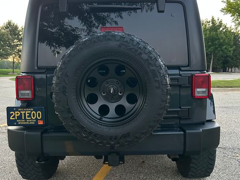 Used 2016 Jeep Wrangler Unlimited Sahara w/ Connectivity Group AWD/4WD image 14
