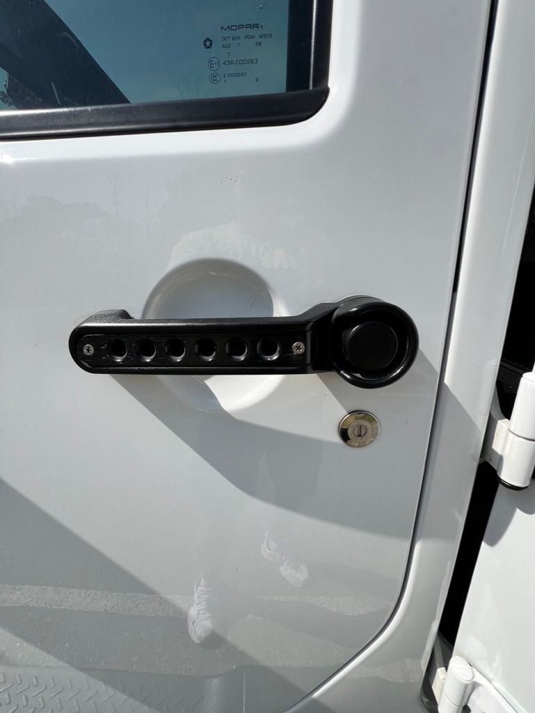 Used 2018 Jeep Wrangler Unlimited Sahara w/ Connectivity Group AWD/4WD image 30