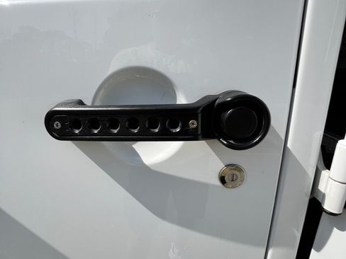 Used 2018 Jeep Wrangler Unlimited Sahara w/ Connectivity Group AWD/4WD image 30