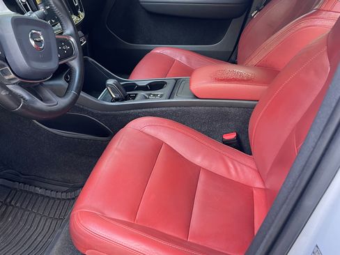 Used 2020 Volvo XC40 T4 Momentum image 22