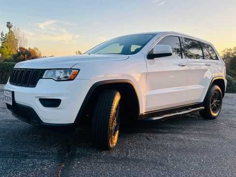 Used 2018 Jeep Grand Cherokee Laredo image 1