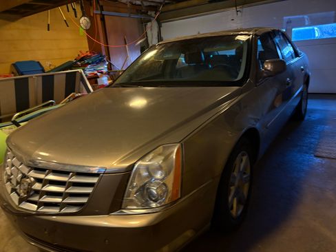 Used 2006 Cadillac DTS w/ Trunk Convenience Package FWD image 9