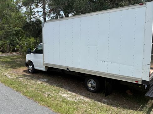 Used 2017 Chevrolet Express 3500 Extended RWD image 10