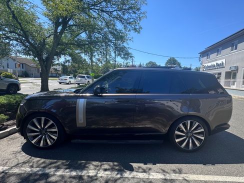 Used 2025 Land Rover Range Rover SV AWD/4WD image 1