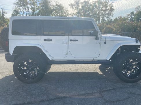 Used 2017 Jeep Wrangler Unlimited Sahara image 9