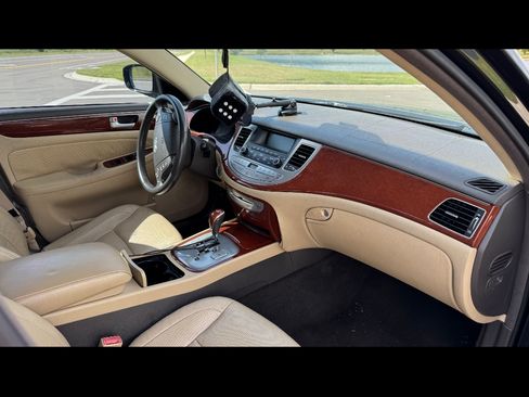 Used 2013 Hyundai Genesis 3.8 image 2