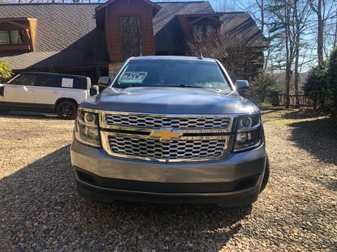 Used 2019 Chevrolet Suburban LT image 1