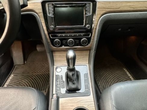 Used 2018 Volkswagen Passat 2.0T SEL Premium image 6