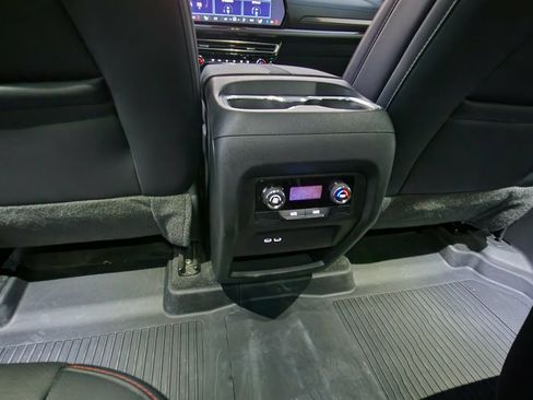 Used 2026 Chevrolet Traverse Z71 w/ LPO, Floor Liner Package AWD/4WD image 17