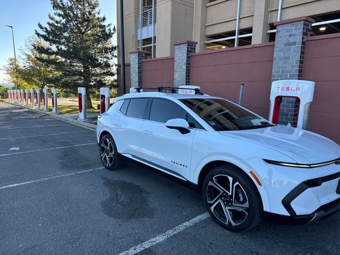 Used 2025 Chevrolet Equinox EV LT w/ Convenience Package II image 18