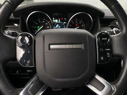 Used 2020 Land Rover Discovery SE image 17