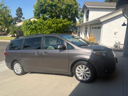 Used 2015 Toyota Sienna Limited FWD image 2
