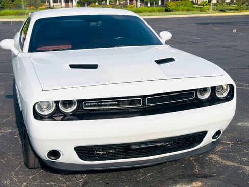 Used 2015 Dodge Challenger SXT w/ Driver Convenience Group RWD image 2