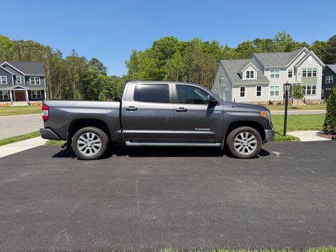 Used 2014 Toyota Tundra Limited w/ Limited Premium Package AWD/4WD image 10
