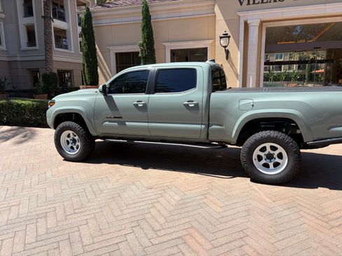 Used 2022 Toyota Tacoma TRD Sport w/ Technology Package AWD/4WD image 4
