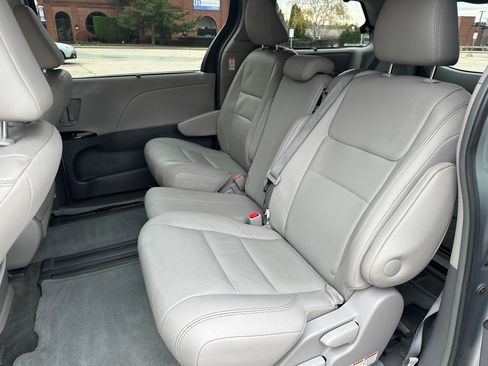 Used 2015 Toyota Sienna XLE image 11