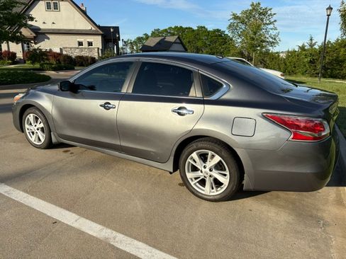 Used 2015 Nissan Altima 2.5 SV FWD image 2
