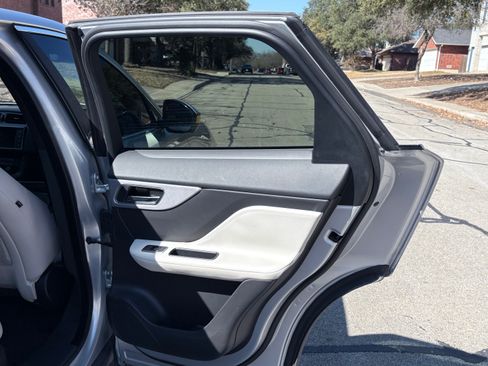 Used 2017 Jaguar F-PACE Prestige image 18