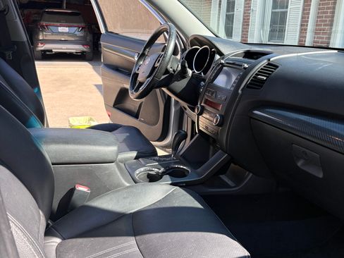 Used 2011 Kia Sorento SX image 9