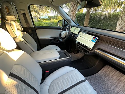 Used 2023 Rivian R1S Adventure image 28