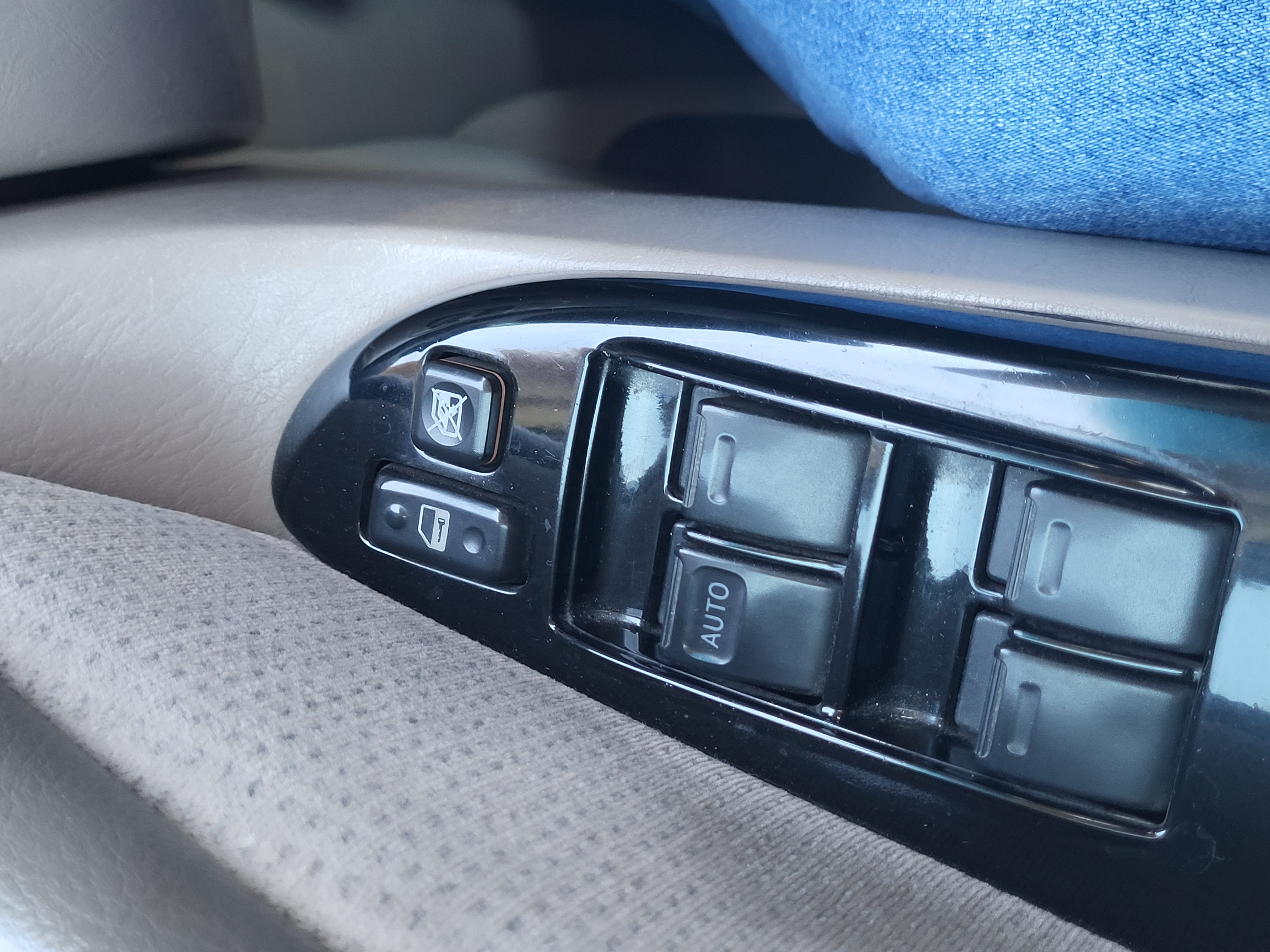 Used 2004 Toyota Sienna LE w/ LE Pkg 7 FWD image 9