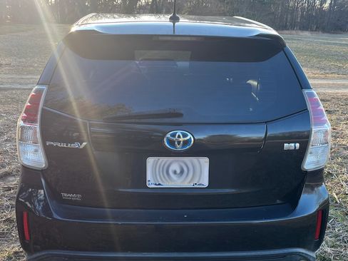 Used 2015 Toyota Prius V Five image 9