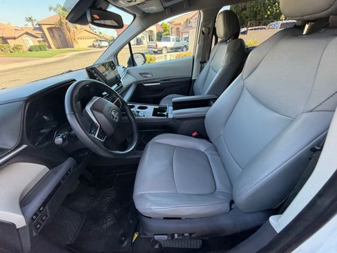 Used 2022 Toyota Sienna XLE AWD/4WD image 9