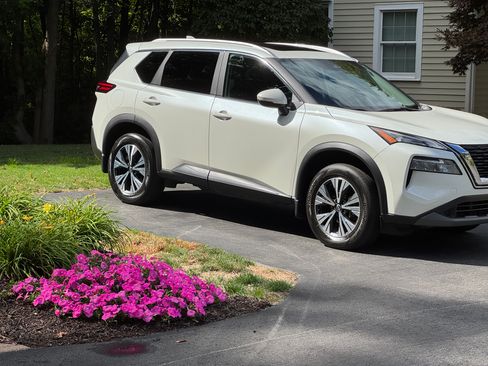 Used 2023 Nissan Rogue SV w/ SV Premium Package image 1