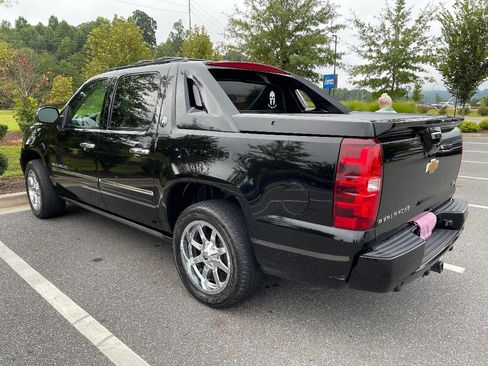 Used 2013 Chevrolet Avalanche LTZ AWD/4WD image 4