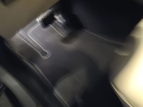 Used 2024 Mercedes-Benz GLC 300 4MATIC image 5