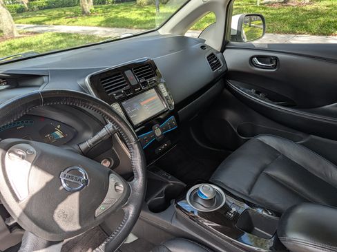 Used 2015 Nissan Leaf SL image 16