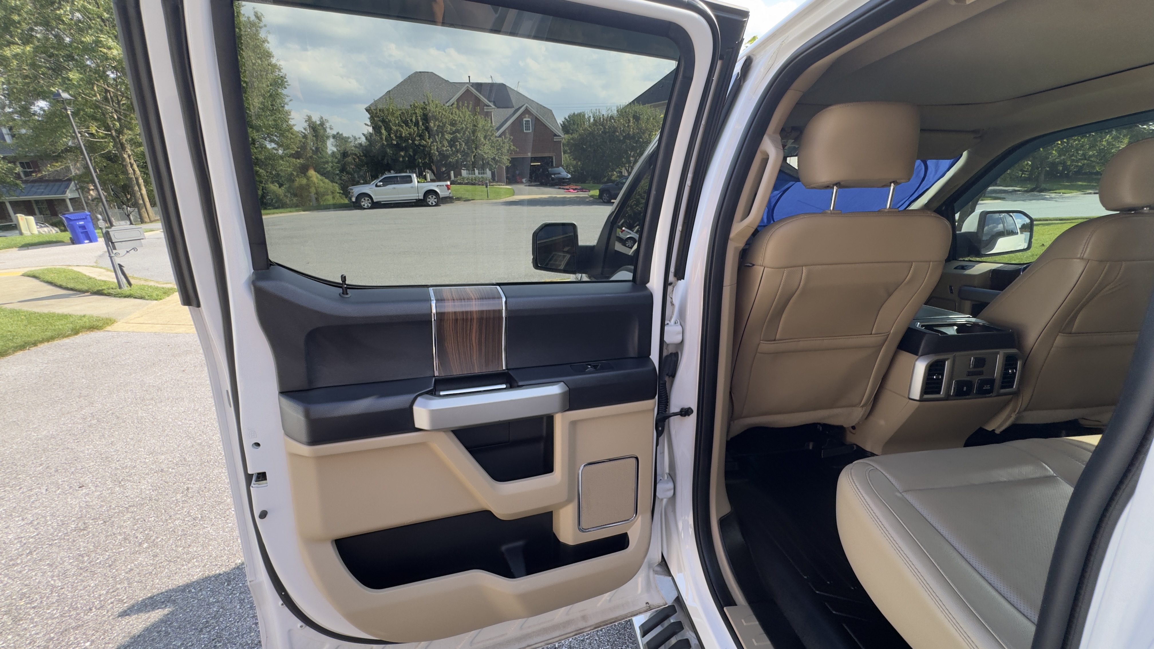 Used 2017 Ford F150 Lariat w/ Equipment Group 502A Luxury AWD/4WD image 11