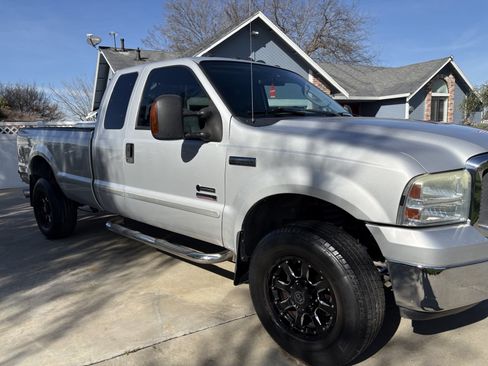 Used 2005 Ford F350 XLT image 2