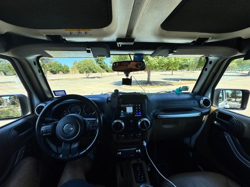 Used 2016 Jeep Wrangler Unlimited Sahara w/ Connectivity Group AWD/4WD image 21