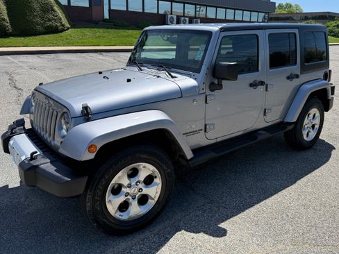 Used 2014 Jeep Wrangler Unlimited Sahara w/ Dual Top Group AWD/4WD image 17