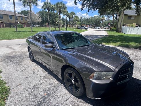 Used 2014 Dodge Charger SE RWD image 1