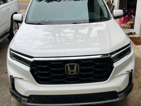 Used 2024 Honda Pilot Touring image 2