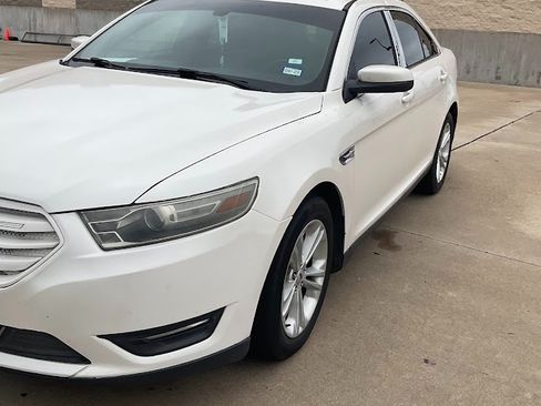 Used 2015 Ford Taurus SEL image 4