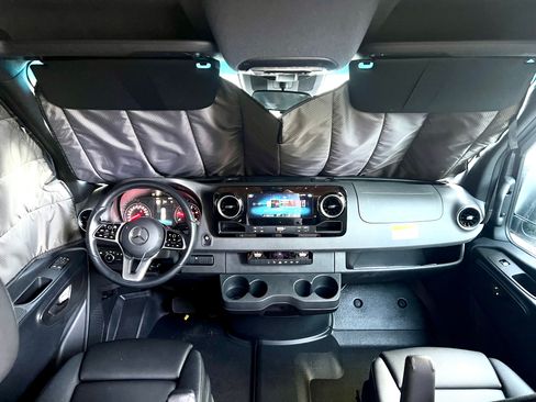 Used 2022 Mercedes-Benz Sprinter 2500 image 8