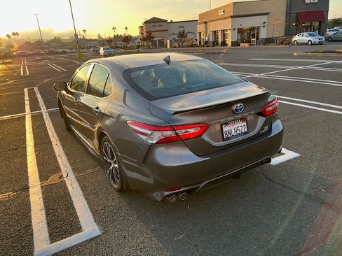 Used 2020 Toyota Camry SE image 11