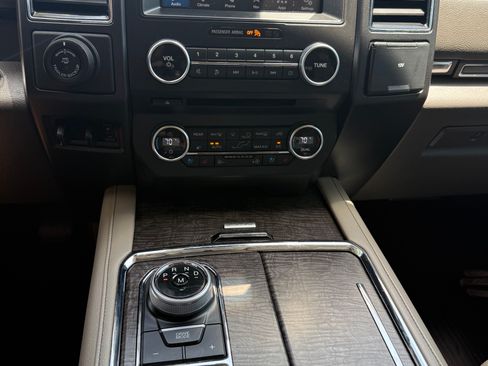 Used 2018 Ford Expedition Limited w/ Equipment Group 301A RWD image 9