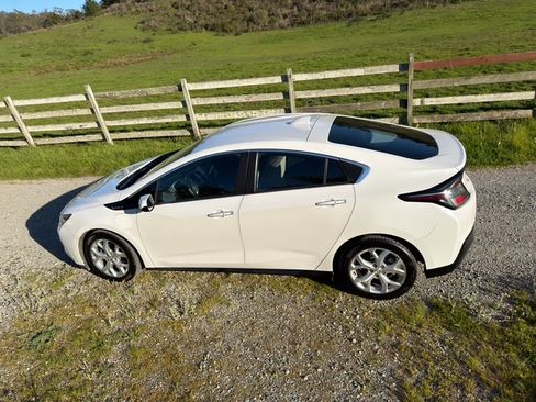 Used 2018 Chevrolet Volt Premier w/ Driver Confidence Package image 2