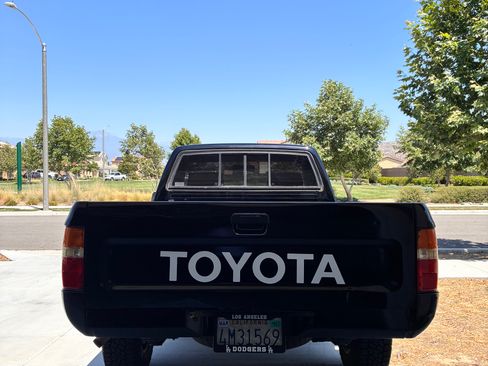 Used 1992 Toyota Pickup 2WD Regular Cab image 1