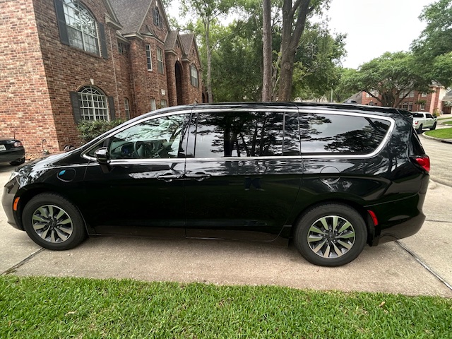 Used 2022 Chrysler Pacifica Touring-L FWD image 1