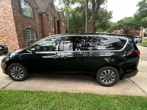 Used 2022 Chrysler Pacifica Touring-L FWD image 1